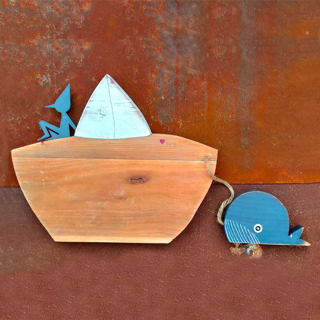 Barco de madera con Pinocho y ballena