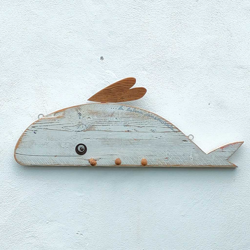 Perchero de madera con forma de ballena